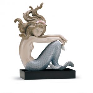 Figura Sirena con brazos en rodillas