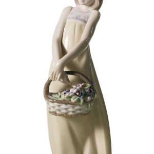 Niña con cesta de flores