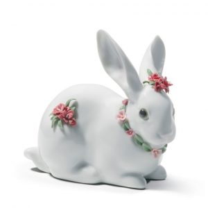 Figura Conejito atento con claveles