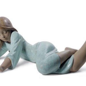 Figura niña Observando el caracol